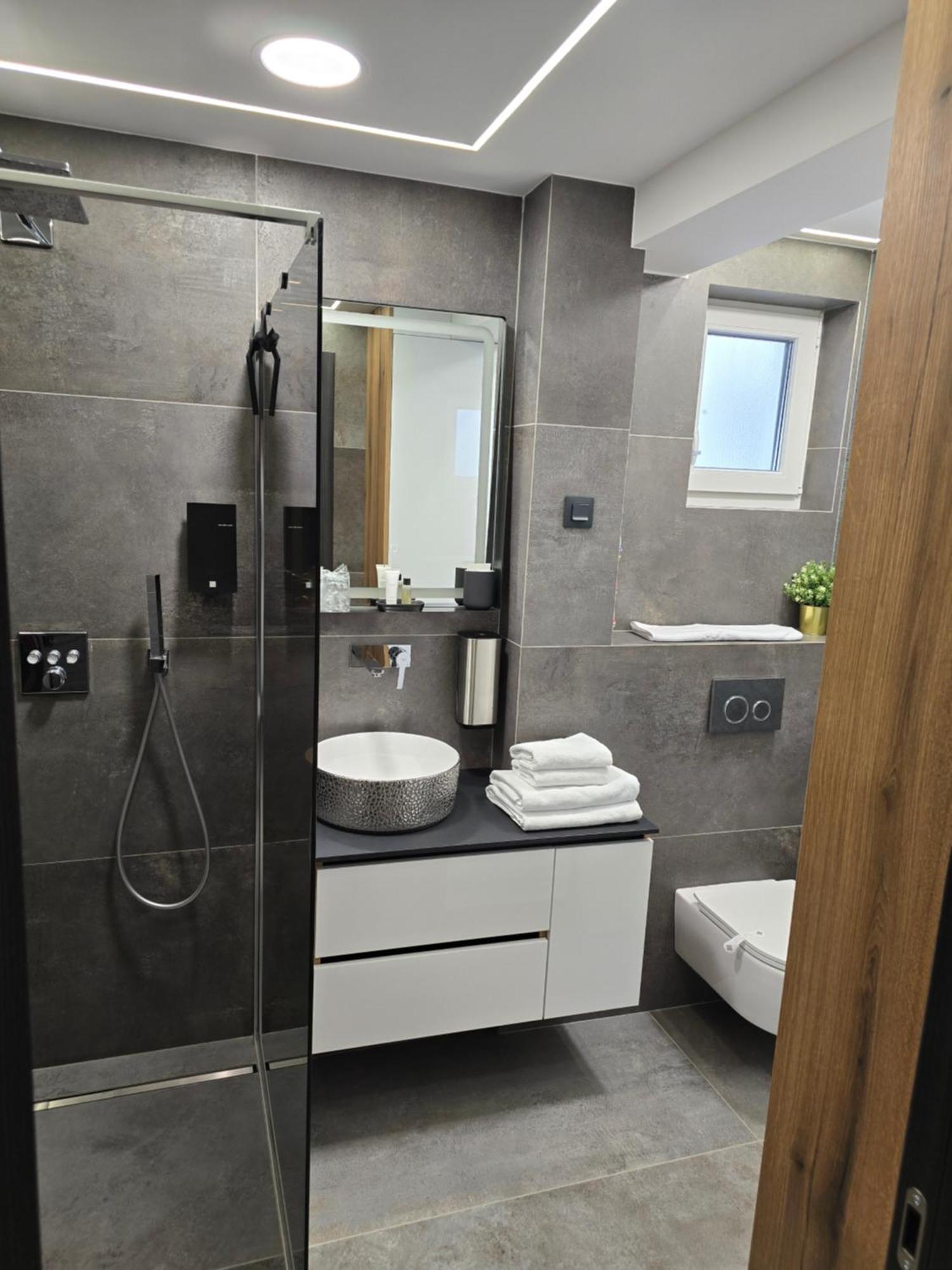 Osijek Luxury Center - Self Check In, Free Private Parking, Ulica Ivana Gundulica 82 Apartment Exterior photo